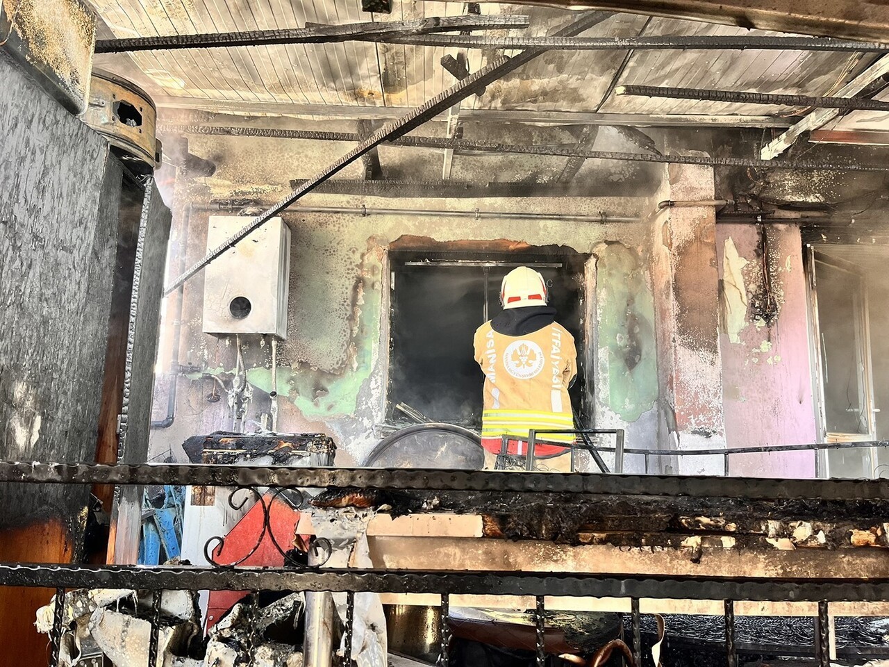 MANİSA’NIN KULA İLÇESİNDE TEK KATLI BİR EVDE ÇIKAN YANGIN MAHALLEDE PANİĞE NEDEN OLDU. ALEVLER...