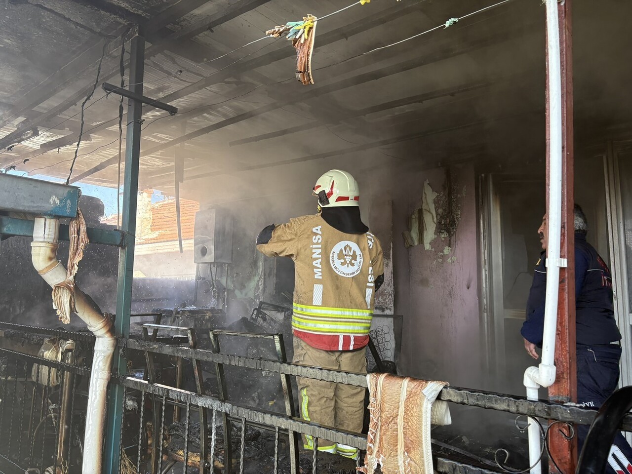 MANİSA’NIN KULA İLÇESİNDE TEK KATLI BİR EVDE ÇIKAN YANGIN MAHALLEDE PANİĞE NEDEN OLDU. ALEVLER...