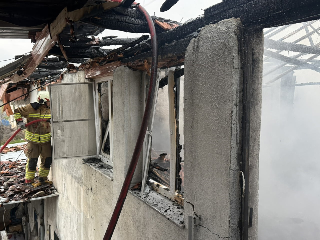 MANİSA’NIN KULA İLÇESİNE BAĞLI AHMETLİ MAHALLESİ’NDE ÇIKAN YANGINDA 2 KATLI BİR MÜSTAKİL EV...