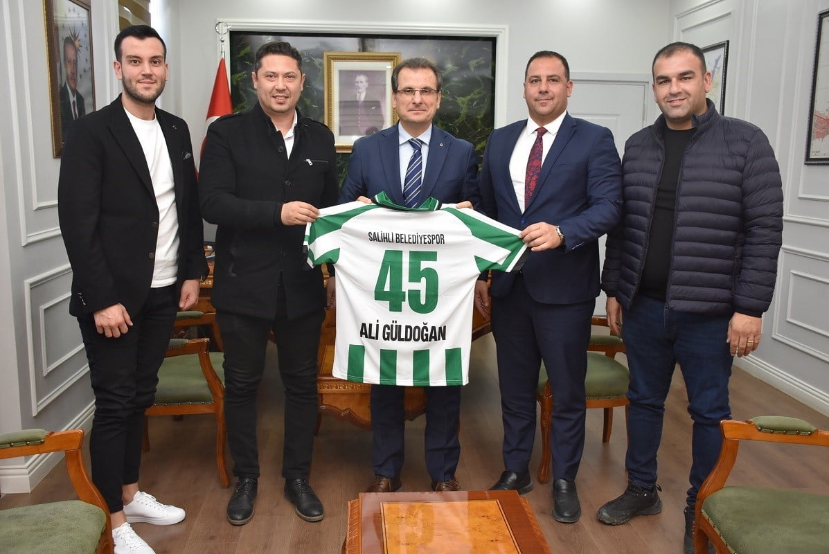 MANİSA’NIN SALİHLİ İLÇE KAYMAKAMI ALİ GÜLDOĞAN’A, İSMİNİN YAZILI OLDUĞU 45 NUMARALI YEŞİL-BEYAZ...