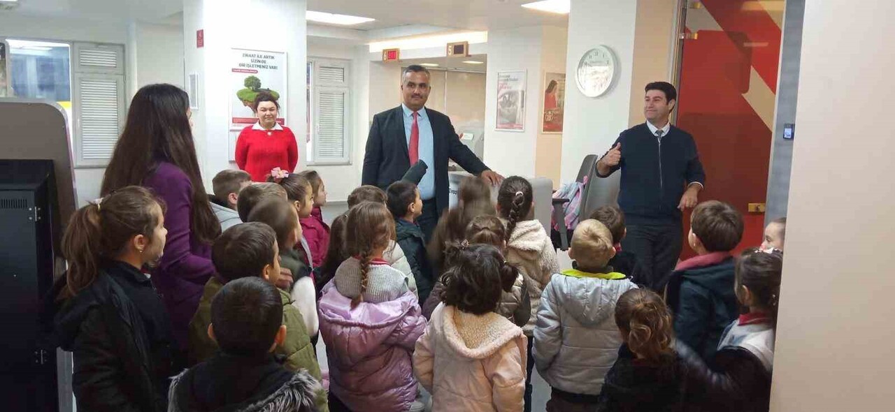 MANİSA’NIN SARIGÖL İLÇESİNDE ANA SINIFI ÖĞRENCİLERİ, "TUTUM, YATIRIM VE TÜRK MALLARI HAFTASI"...