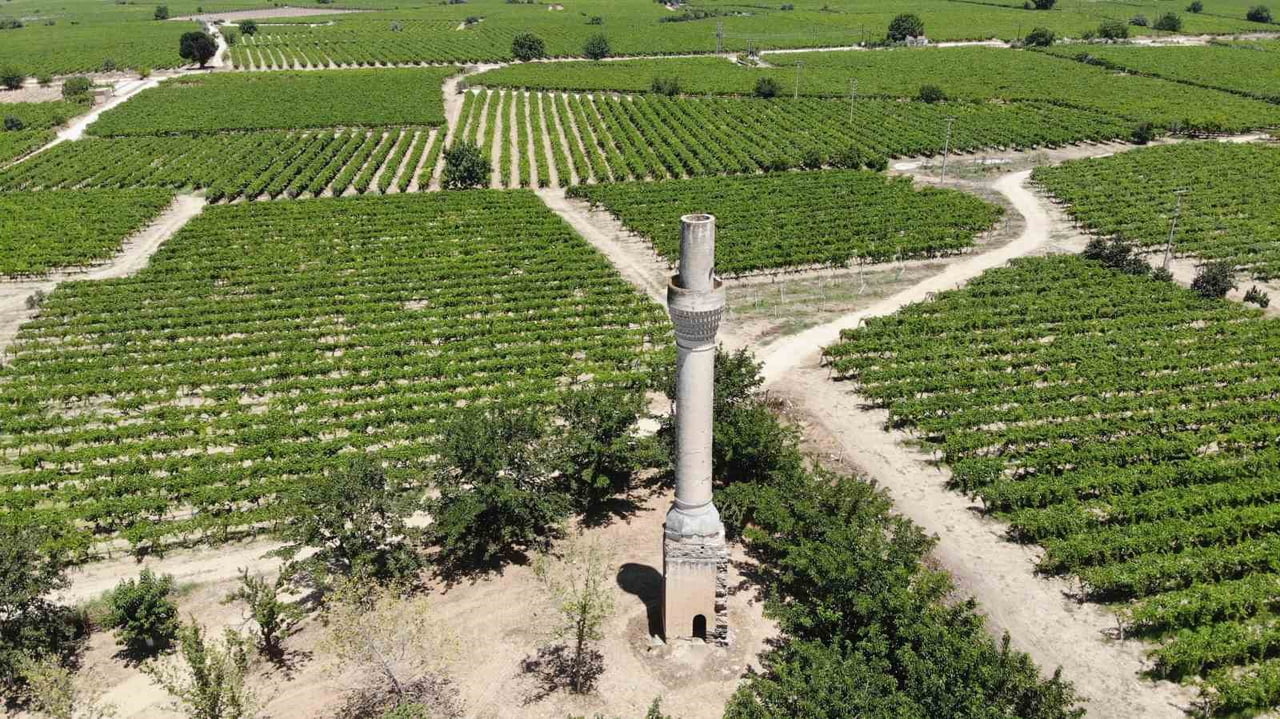 MANİSA’NIN SARIGÖL İLÇESİNDE, HALK ARASINDA "KIRIK MİNARE" OLARAK BİLİNEN VE YAKLAŞIK İKİ ASIRDIR...