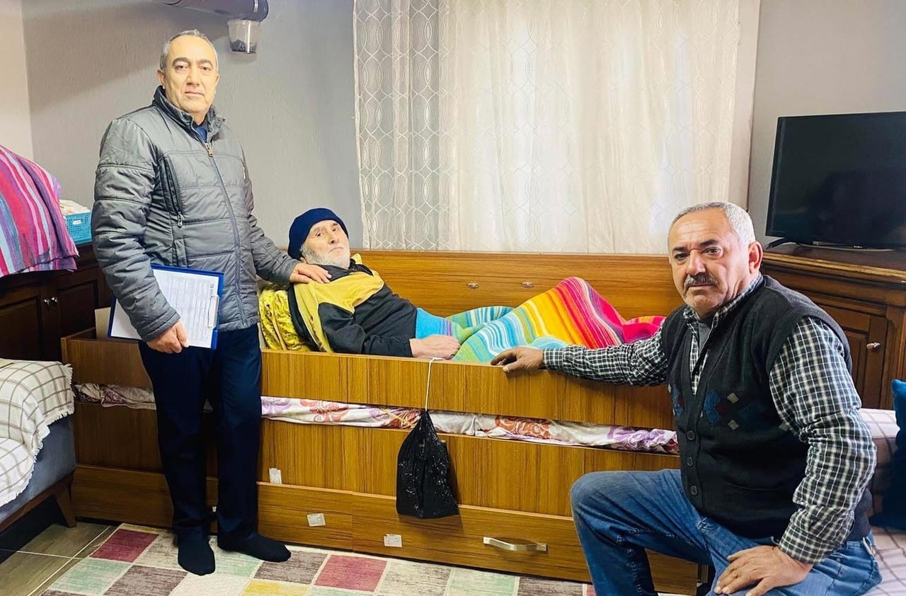 MANİSA’NIN SARIGÖL İLÇESİNDE İLÇE NÜFUS MÜDÜRÜ İLVAN KIRDAĞ, YAŞLI VE YATAĞA BAĞIMLI VATANDAŞLARIN...