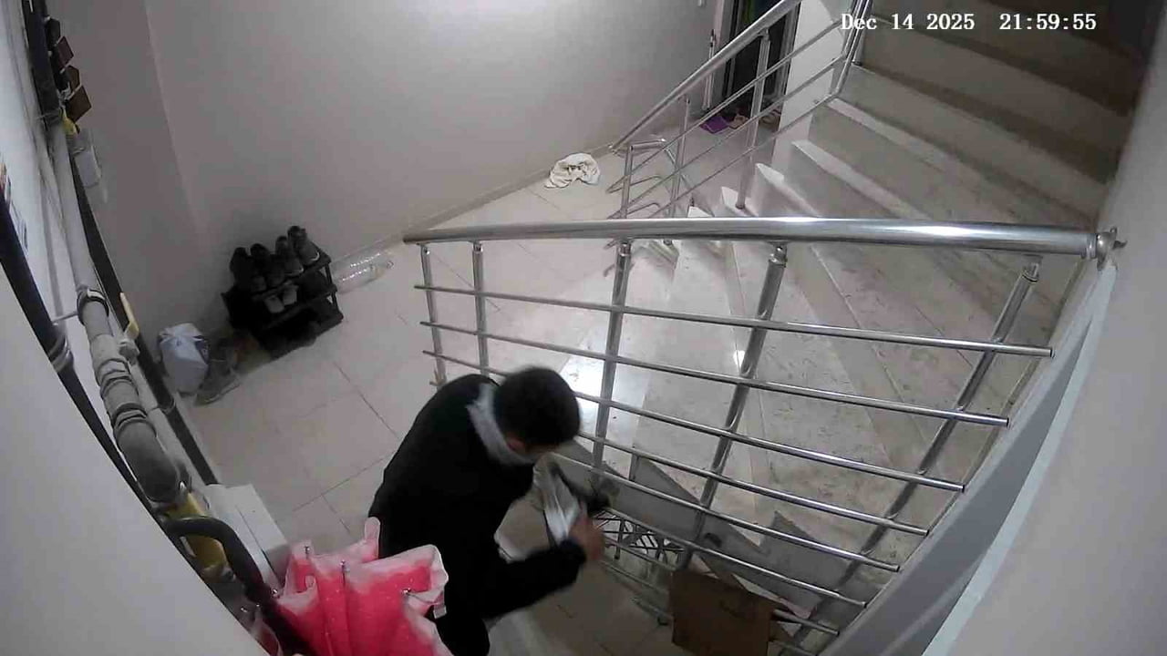 MANİSA’NIN TURGUTLU İLÇESİNDE APARTMAN DAİRELERİNİN ÖNLERİNDE BIRAKILAN AYAKKABILARIN ÇALINMASI...