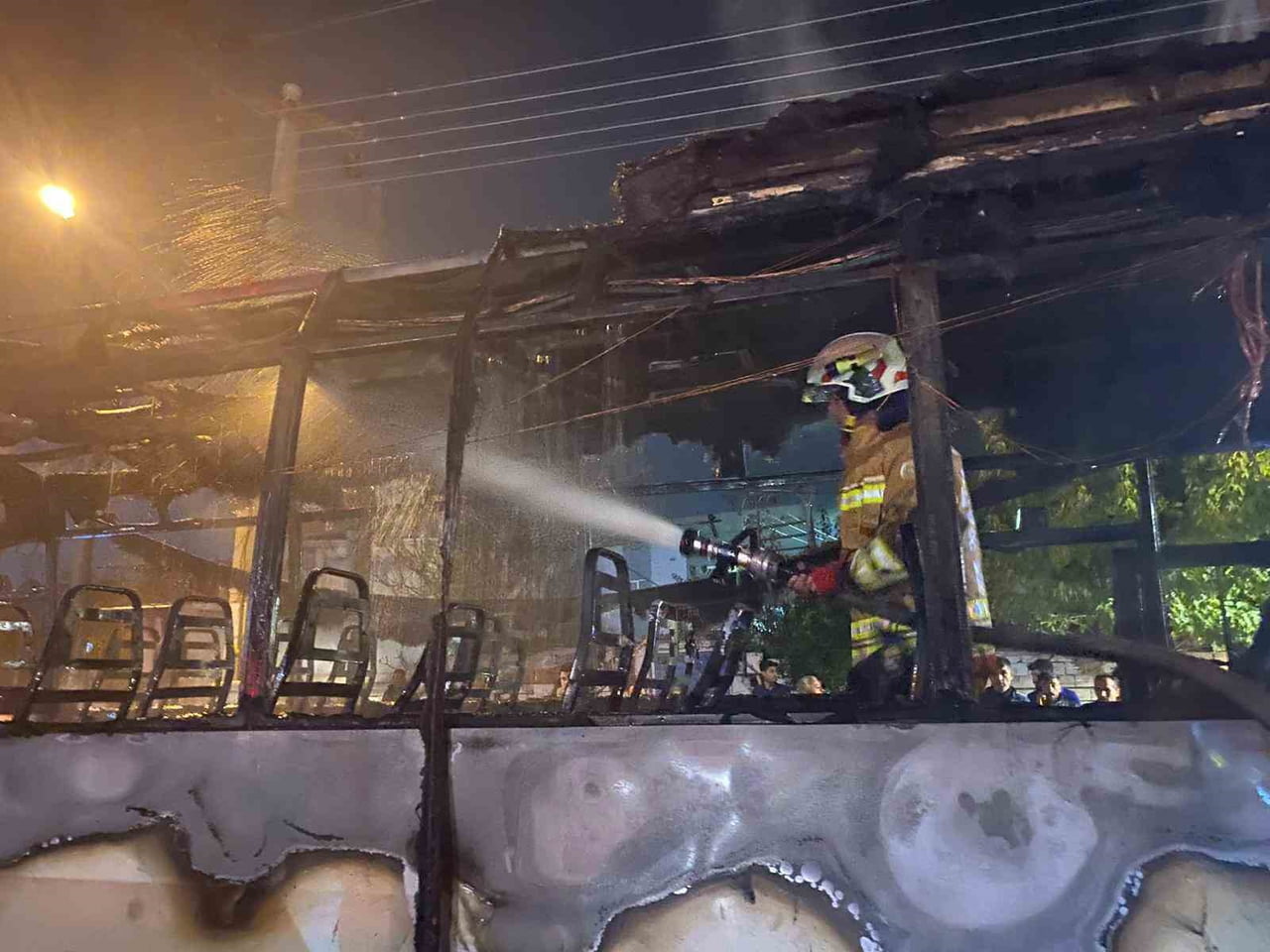 MANİSA’NIN TURGUTLU İLÇESİNDE İŞÇİ SERVİSİ OLARAK KULLANILAN BİR OTOBÜS, İŞÇİLERİ ALMAYA GİTMEK...