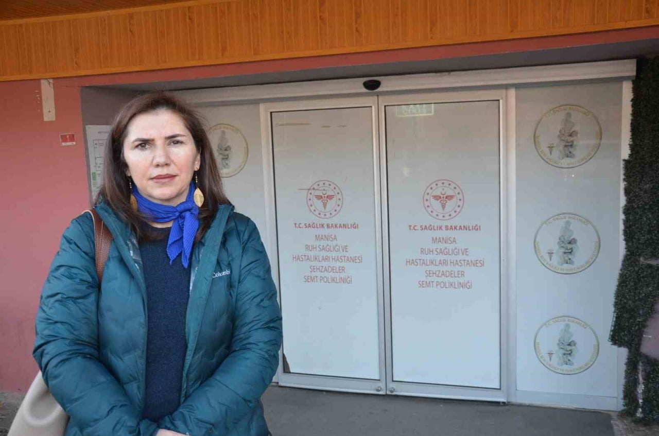 MANİSA OTİSTİK BİREYLER VE ENGELSİZ AİLELER DERNEĞİ BAŞKANI MAHPERİ SERPİL DEDE (FOTOĞRAFTAKİ) DE...