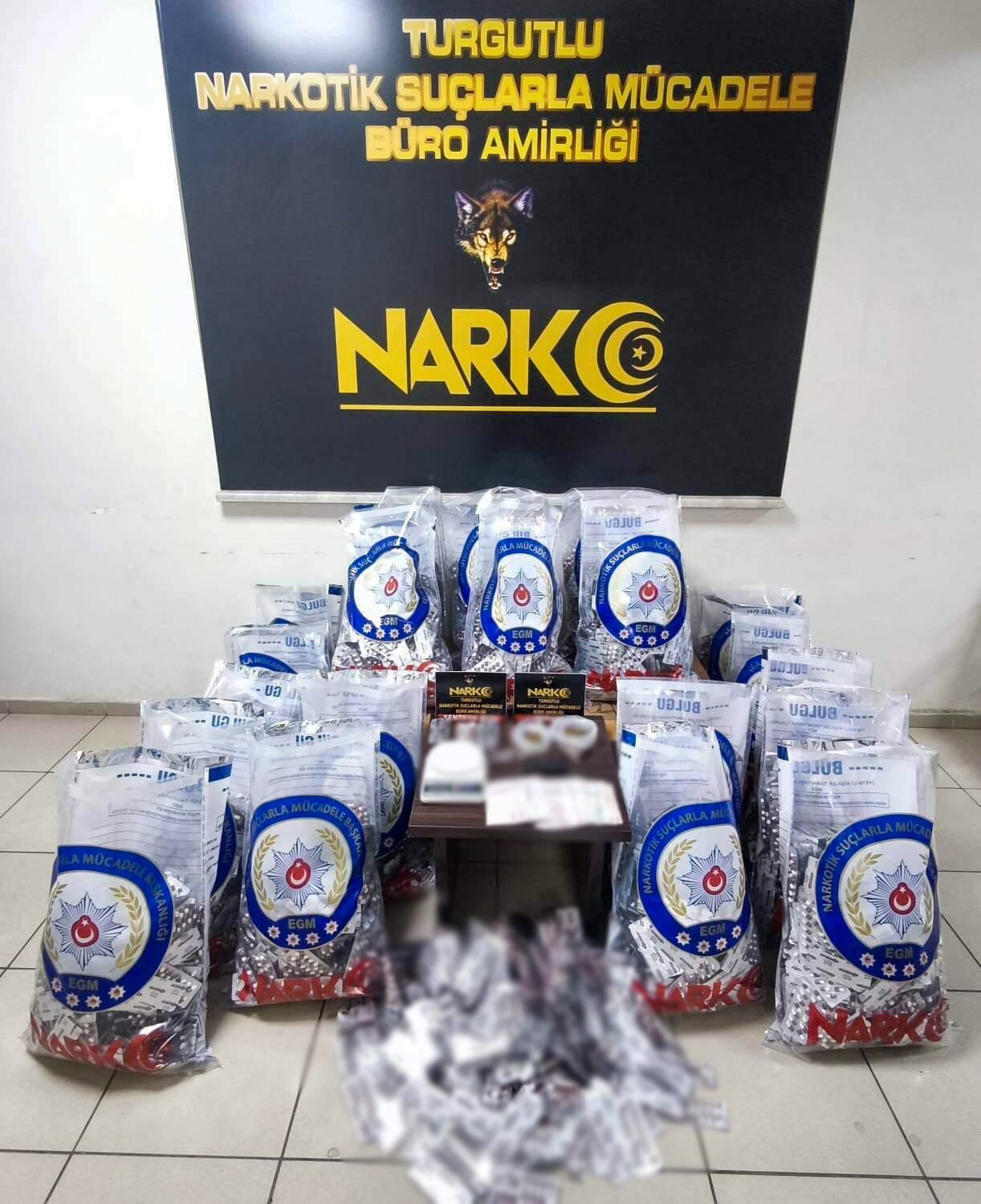 MANİSA POLİSİ, TURGUTLU’DA DÜZENLEDİĞİ OPERASYONDA İKİ ŞÜPHELİYİ YAKALARKEN, İŞYERİ, EV VE...