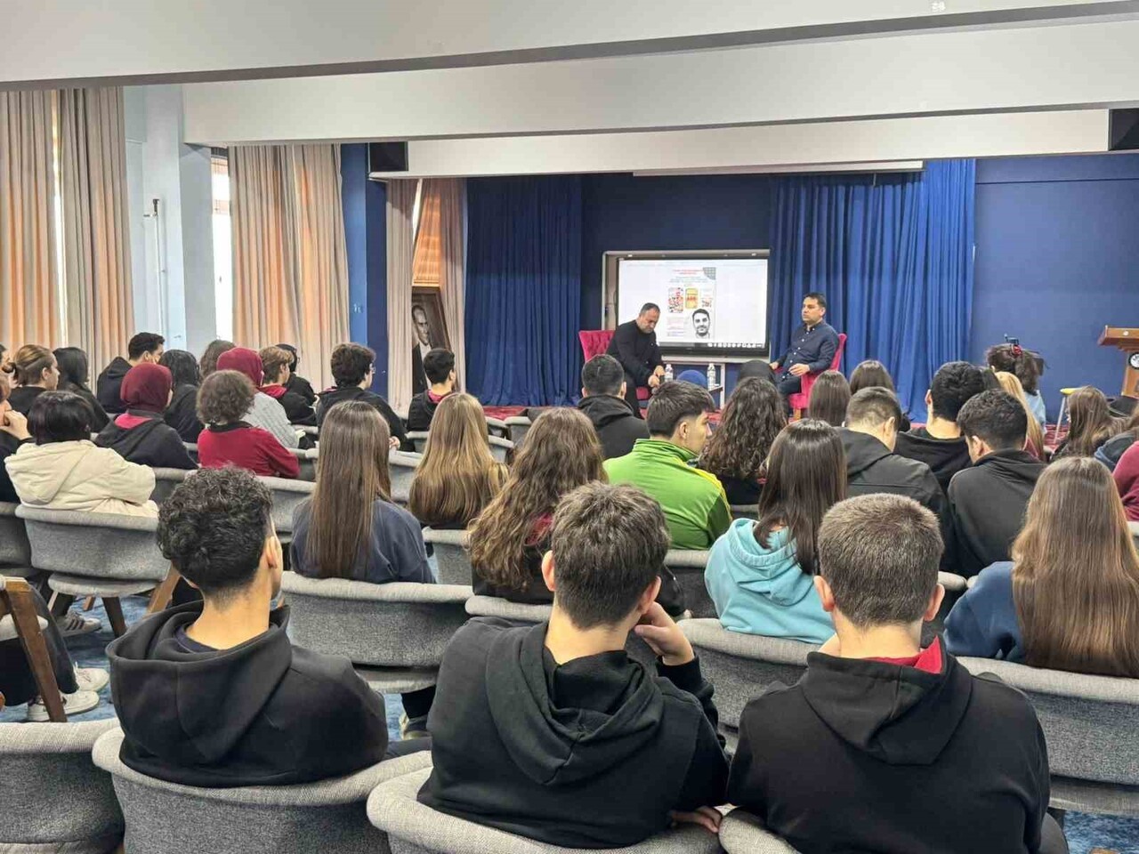 MANİSA SOSYAL BİLİMLER LİSESİ’NDE YAZAR ALPER TUNGA KUMTEPE’NİN KATILIMIYLA DÜZENLENEN SÖYLEŞİDE...