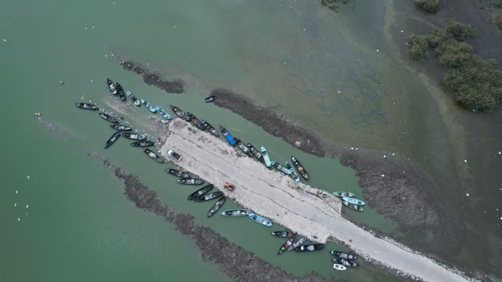 MANYAS BARAJI VE GÖLÜ'NDEKİ SU ÇEKİLMELERİ NEDENİYLE BURSA'NIN KARACABEY İLÇESİNDE BOL SU İSTEYEN...