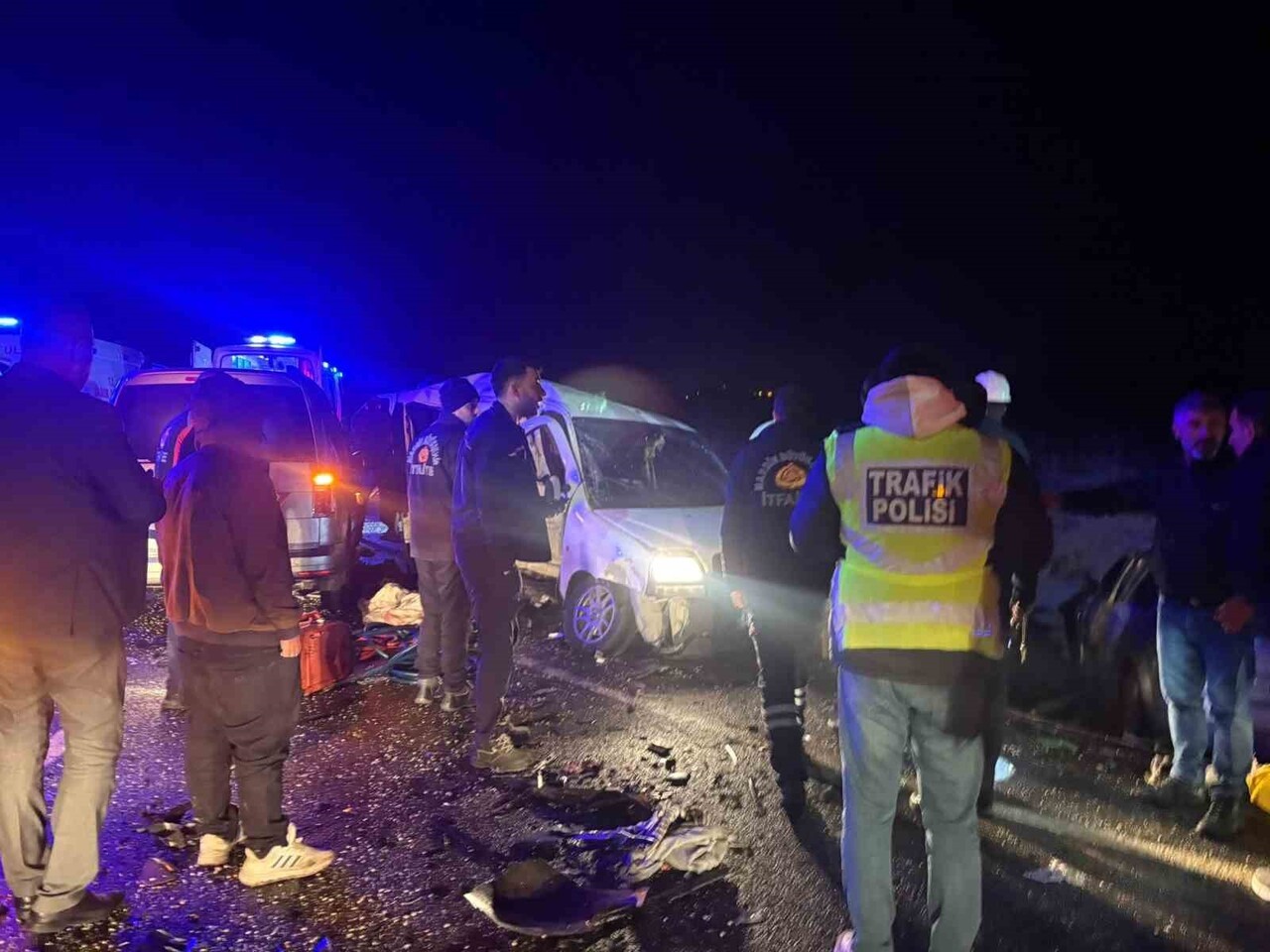 MARDİN'DE 3 ARACIN KARIŞTIĞI ZİNCİRLEME TRAFİK KAZASINDA HAYATINI KAYBEDENLERİN SAYISI 4'E...