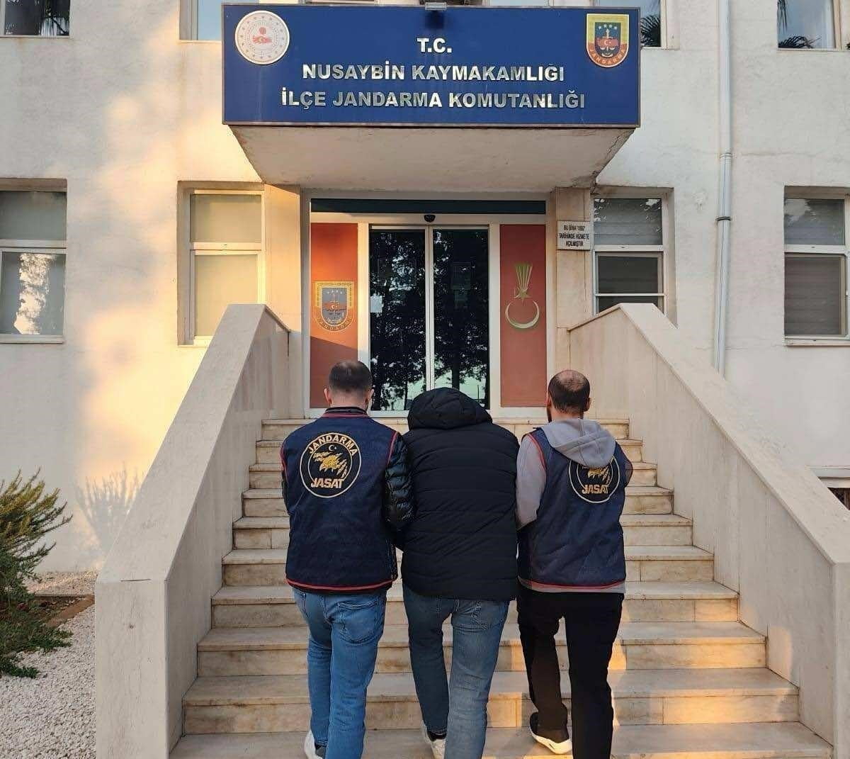 MARDİN'İN NUSAYBİN İLÇESİNDE KARGO KUTULARINA SİPARİŞ EDİLEN ELEKTRONİK EŞYALAR YERİNE MUZ VEYA...