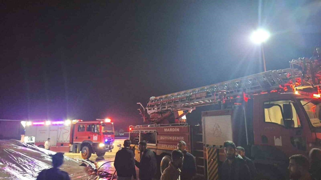 MARDİN’DE MISIR KURUTMA TESİSİNDE GECE SAATLERİNDE ÇIKAN YANGIN, İTFAİYENİN YAKLAŞIK 1 SAATLİK...