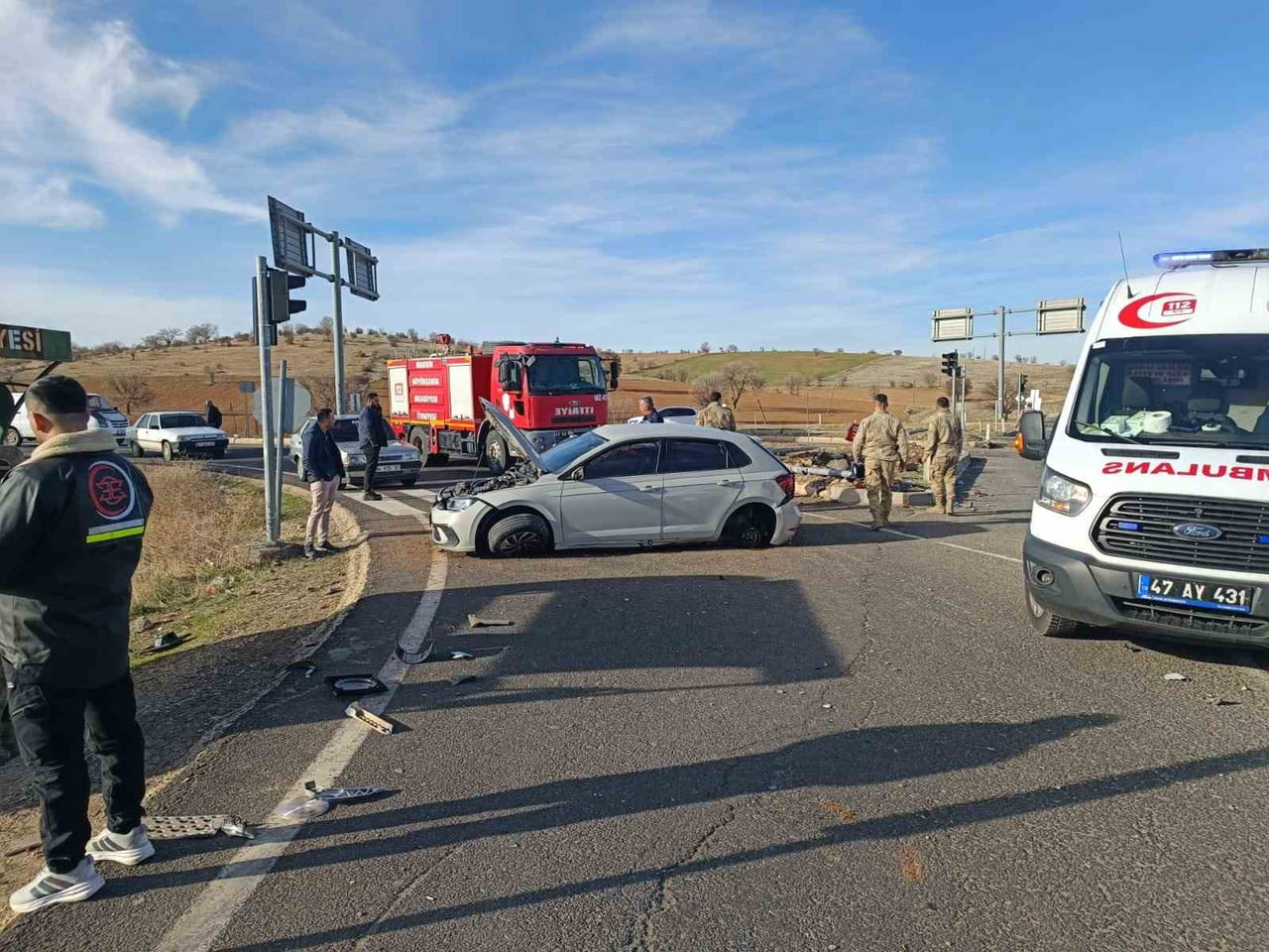 MARDİN-DİYARBAKIR KARAYOLUNDA TIR, OTOMOBİLE ÇARPTI. KAZADA GENEL CERRAHİ UZMANI AĞIR...