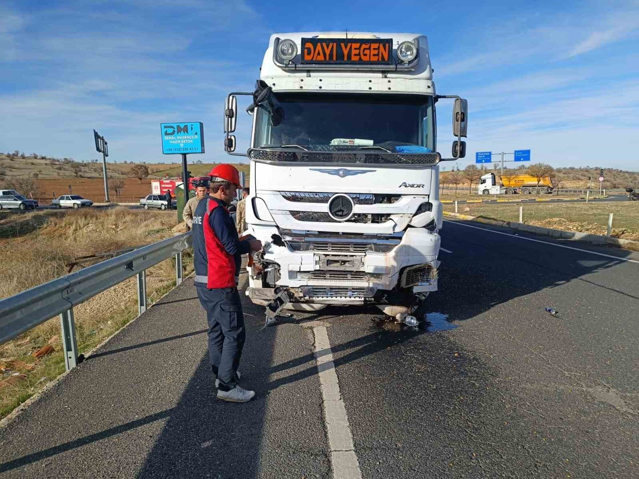 MARDİN-DİYARBAKIR KARAYOLUNDA TIR, OTOMOBİLE ÇARPTI. KAZADA GENEL CERRAHİ UZMANI AĞIR...