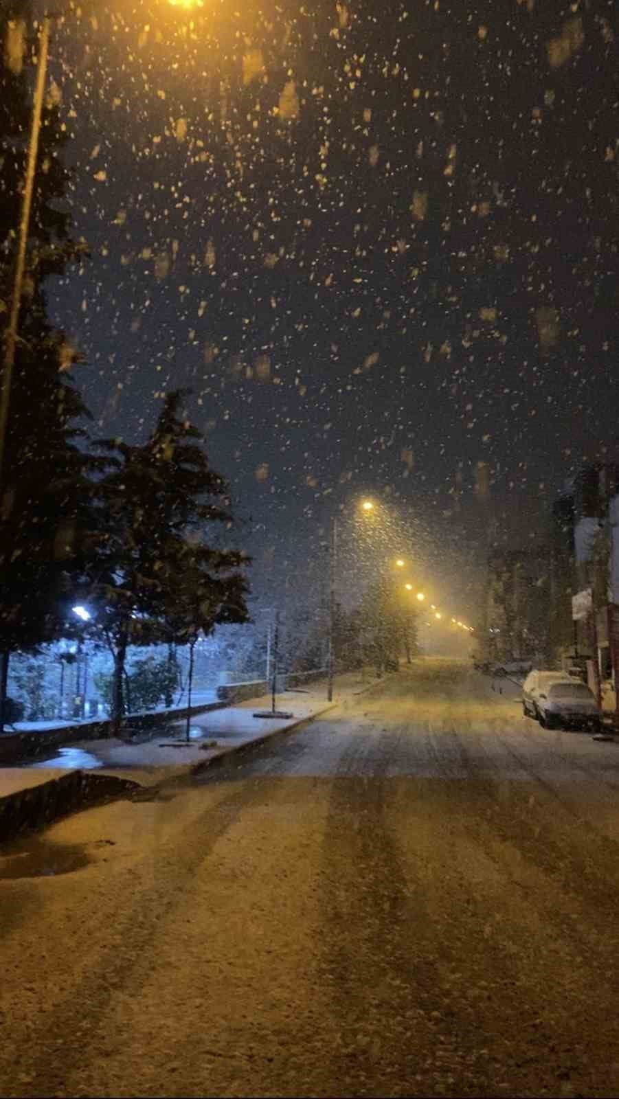 MARDİN’İN MAZIDAĞI İLÇESİNDE MEVSİMİN İLK KAR YAĞIŞI BAŞLADI.