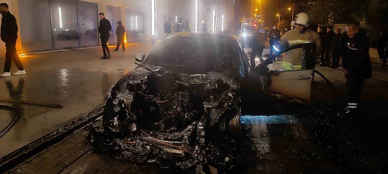 MARDİN’İN NUSAYBİN İLÇESİNDE PARK HALİNDEKİ LÜKS OTOMOBİL CAYIR CAYIR YANDI.