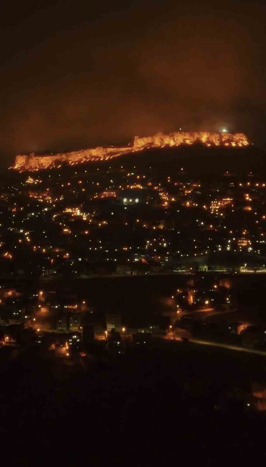 MARDİN VALİLİĞİ, KENTİN TARİHİ DOKUSUNUN SİSLE BİRLİKTE ETKİLEYİCİ BİR ATMOSFERE BÜRÜNDÜĞÜ ANLARA...