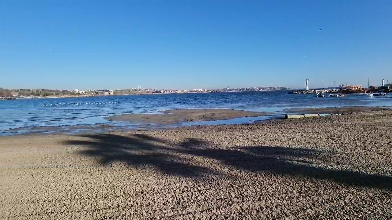 MARMARAEREĞLİSİ İLÇESİNDE DENİZİN YAKLAŞIK 20 METRE ÇEKİLMESİYLE SAHİL ŞERİDİNDE KUM ADACIKLARI...