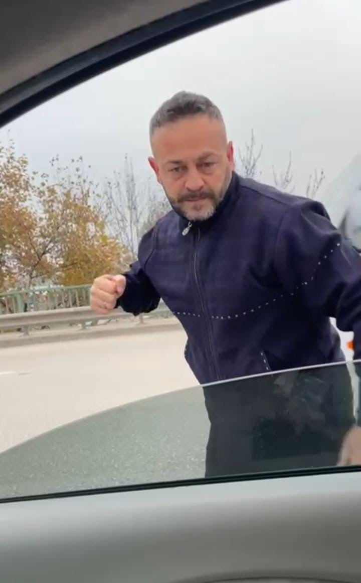 MECLİS ÜYESİNİ SIKIŞTIRIP, ARACI YUMRUKLADI O ANLAR KAMERAYA YANSIDI