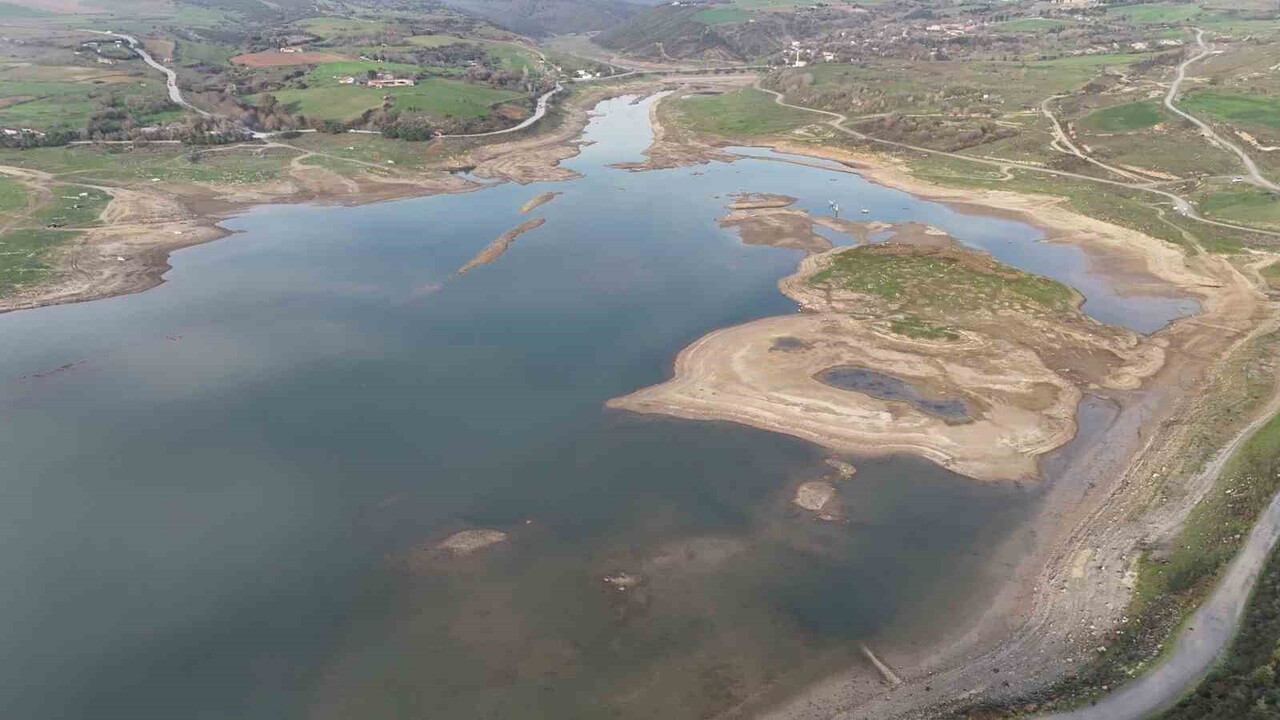 MEGAKENT İSTANBUL'A SU SAĞLAYAN SAZLIDERE BARAJI'NDAKİ SU SEVİYESİ DÜŞÜNCE KURAKLIĞIN EN NET...