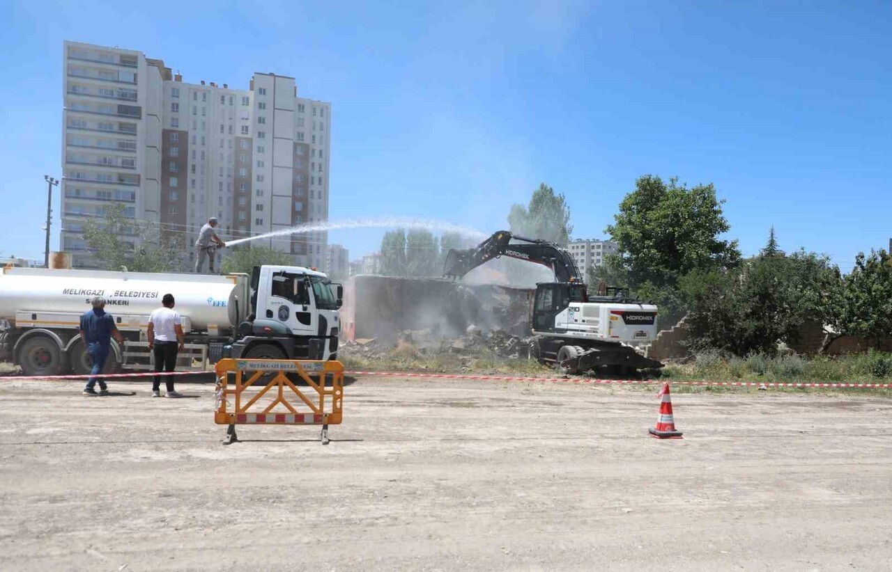 MELİKGAZİ BELEDİYESİ, İLÇENİN ESTETİĞİNİ BOZAN, VATANDAŞLARIN GÜVENLİĞİNİ TEHDİT EDEN METRUK...