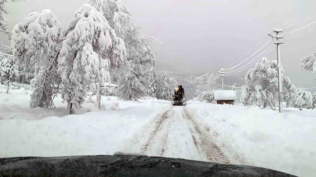 MENGEN İLÇESİNDE KARDAN KAPANAN 18 KÖY YOLUNUN AÇILMASI İÇİN İL ÖZEL İDARESİ EKİPLERİ SEFERBER...