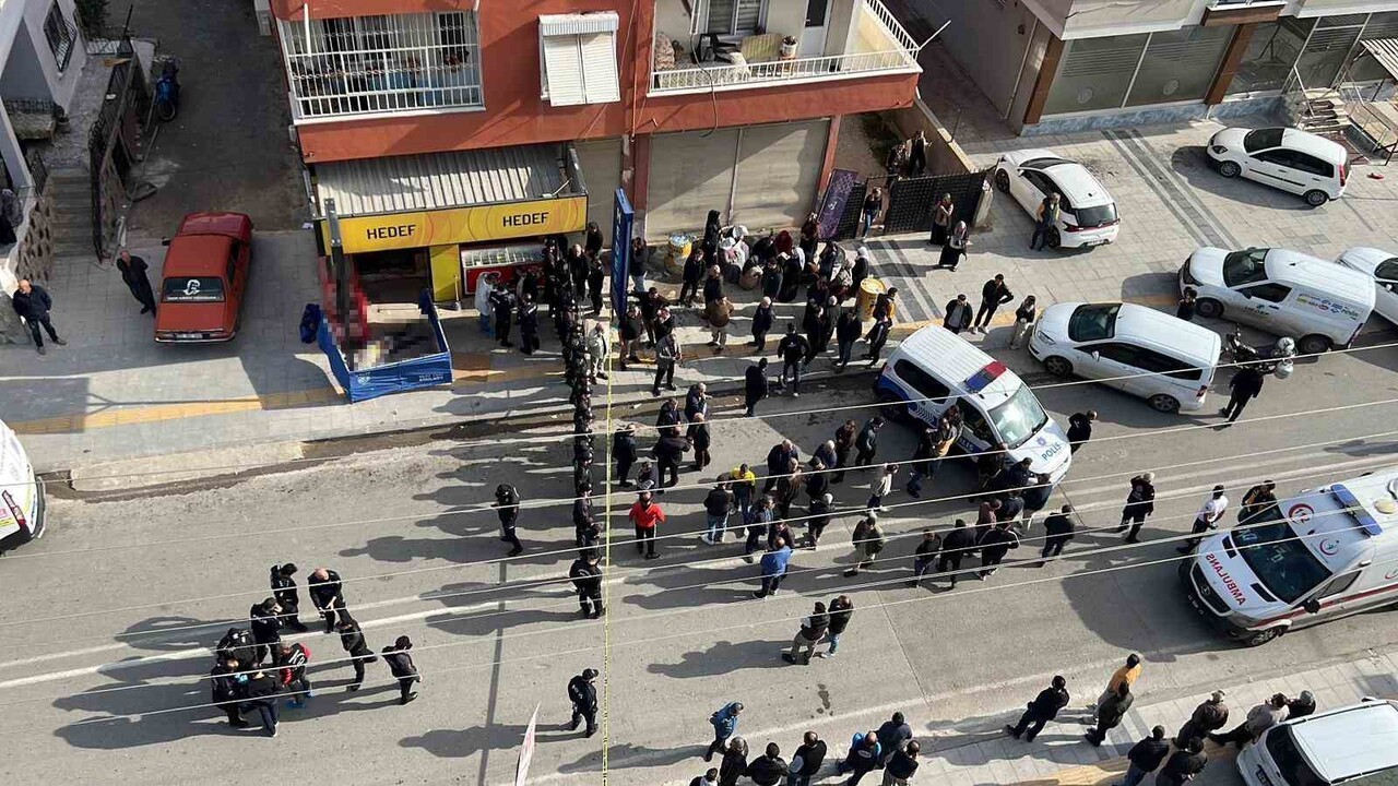 MERSİN'DE AKLİ DENGESİ YERİNDE OLMADIĞI İLERİ SÜRÜLEN BİR KİŞİ ÖNCE AYNI BİNADA OTURAN ANNE İLE...