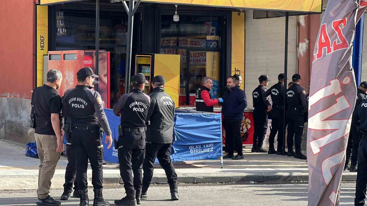 MERSİN'DE AKLİ DENGESİ YERİNDE OLMADIĞI İLERİ SÜRÜLEN BİR KİŞİ ÖNCE AYNI BİNADA OTURAN ANNE İLE...