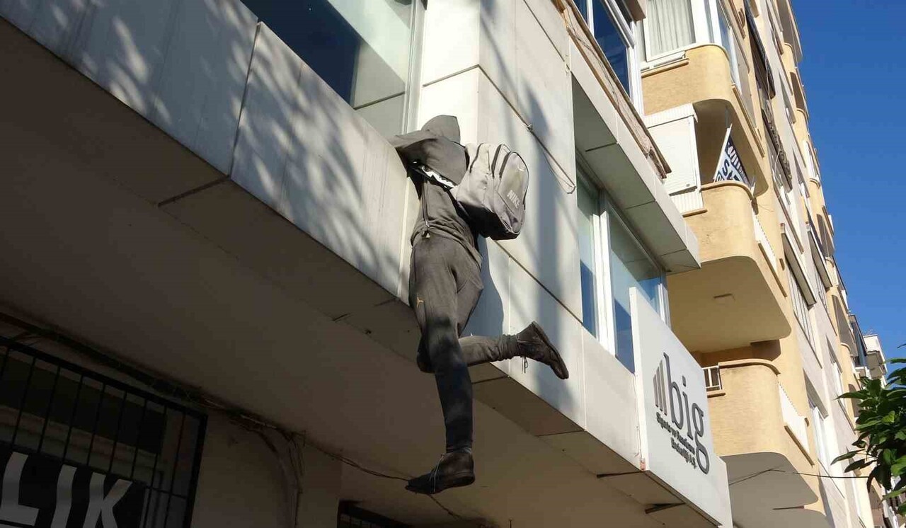 MERSİN'DE BİR BİNANIN PENCERESİNDEKİ HIRSIZ GÖRÜNÜMLÜ CANSIZ MANKEN, PEK ÇOK KİŞİYİ YANILTARAK...