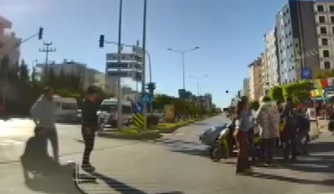 MERSİN'DE KIRMIZI IŞIK İHLAİLİ YAPAN OTOMOBİL, MOTOSİKLETLİ KURYEYE ÇARPTI, O ANLAR BİR OTOMOBİLİN...