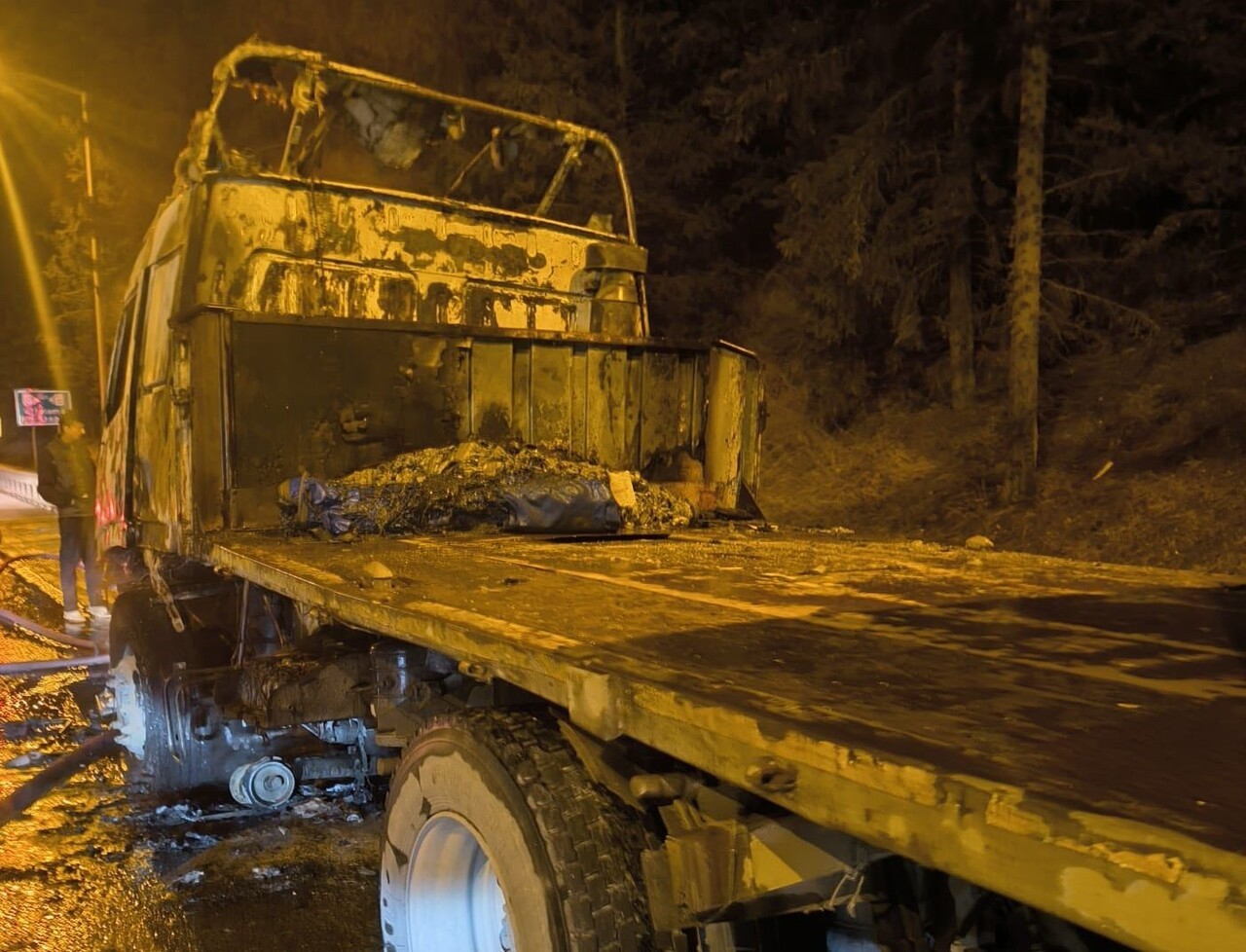 MERSİN'DE OTOYOL GİRİŞİNE YAKIN BİR NOKTADA GÜNEŞ PANELİ YÜKLÜ TIR YANARAK KULLANILAMAZ HALE...
