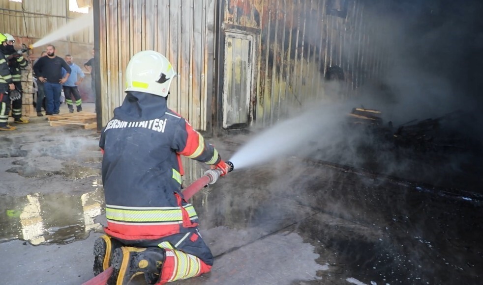 MERSİN'DE PALET ÜRETİM TESİSİNDE ÇIKAN YANGIN İTFAİYENİN MÜDAHALESİYLE BÜYÜMEDEN KONTROL ALTINA...