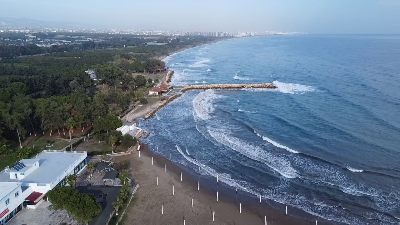 MERSİN'DE SAHİLLERİN BAZI BÖLGELERİNDE OLUŞAN DEV DALGALAR 4-5 METREYE KADAR ULAŞIRKEN METEOROLOJİ...