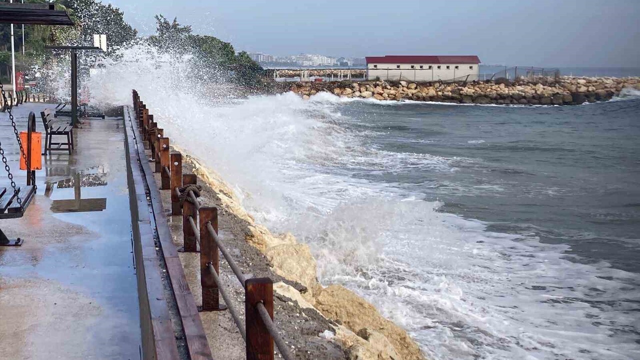MERSİN'DE SAHİLLERİN BAZI BÖLGELERİNDE OLUŞAN DEV DALGALAR 4-5 METREYE KADAR ULAŞIRKEN METEOROLOJİ...