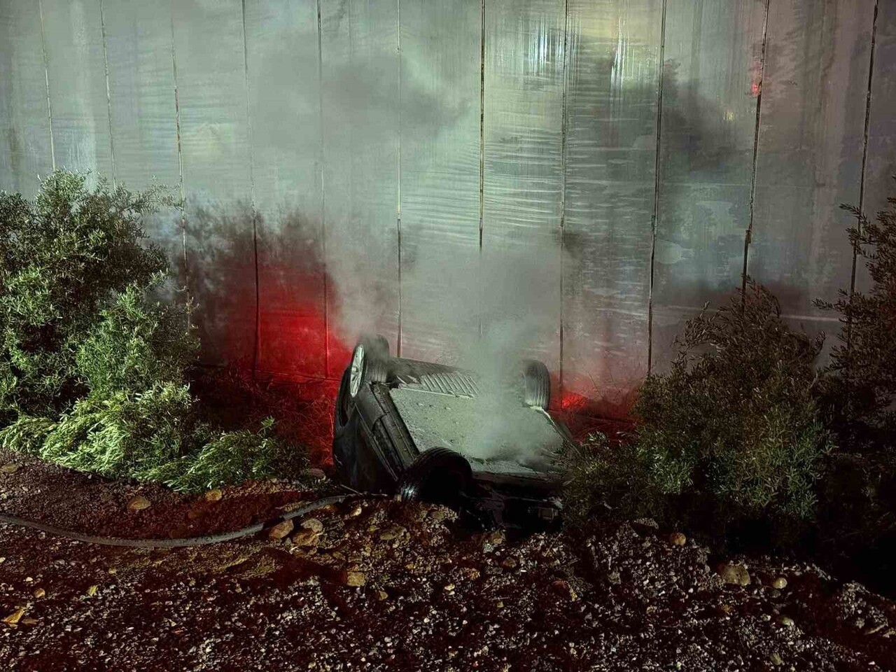 MERSİN'DE SERAYA ÇARPIP TERS DÖNEN ELEKTRİKLİ ARAÇTAKİ BATARYA YANGINI İTFAİYE EKİPLERİNCE...