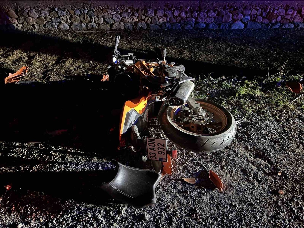 MERSİN'İN BOZYAZI İLÇESİNDE OTOMOBİLLE ÇARPIŞAN MOTOSİKLETİN 18 YAŞINDAKİ SÜRÜCÜSÜ  AĞIR...