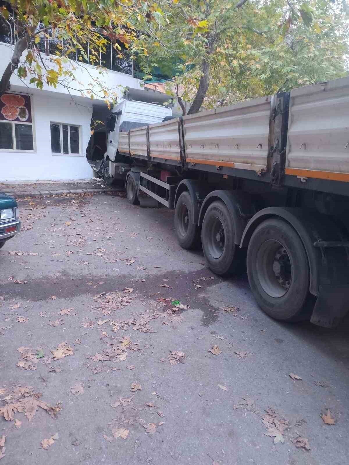 MERSİN'İN ERDEMLİ İLÇESİNDE FRENİ BOŞALAN TIR HIZLA YOKUŞ AŞAĞI GELEREK ÖNCE DİREĞE, ARDINDAN BİR...