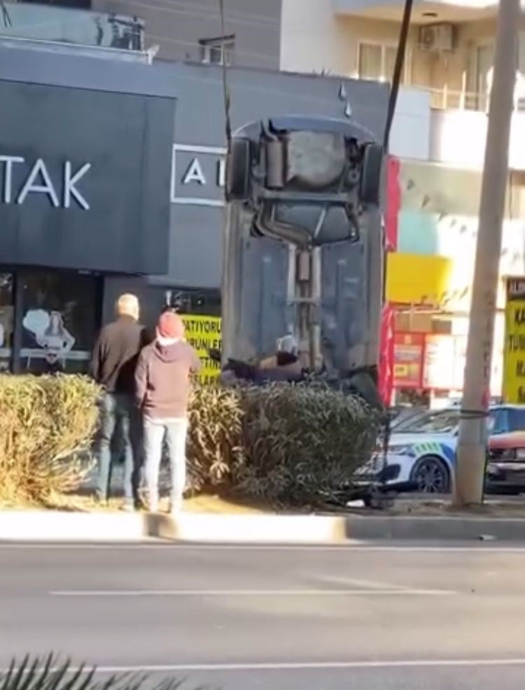 MERSİN'İN ERDEMLİ İLÇESİNDE TAKLA ATAN OTOMOBİLİN SÜRÜCÜSÜ YARALANIRKEN, KAZA ANI İSE GÜVENLİ...