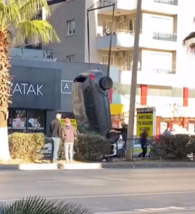 MERSİN'İN ERDEMLİ İLÇESİNDE TAKLA ATAN OTOMOBİLİN SÜRÜCÜSÜ YARALANIRKEN, KAZA ANI İSE GÜVENLİ...