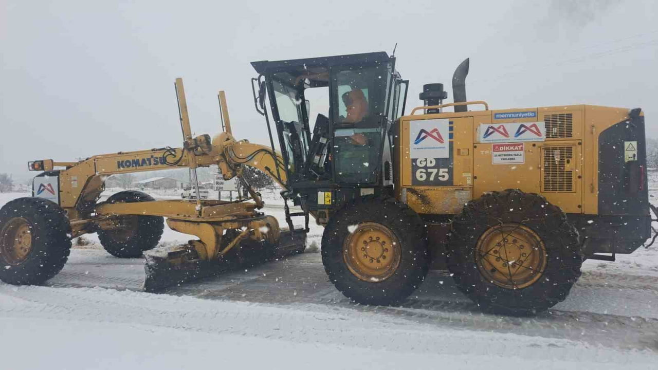 MERSİN'İN SİLİFKE İLÇESİNİN YÜKSEK RAKIMLI BÖLGELERİNDE ETKİLİ OLAN KAR YAĞIŞININ ARDINDAN EKİPLER...