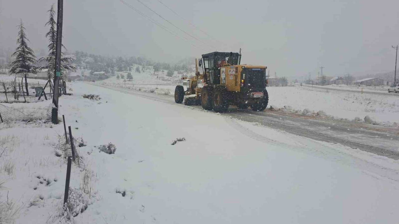 MERSİN'İN SİLİFKE İLÇESİNİN YÜKSEK RAKIMLI BÖLGELERİNDE ETKİLİ OLAN KAR YAĞIŞININ ARDINDAN EKİPLER...