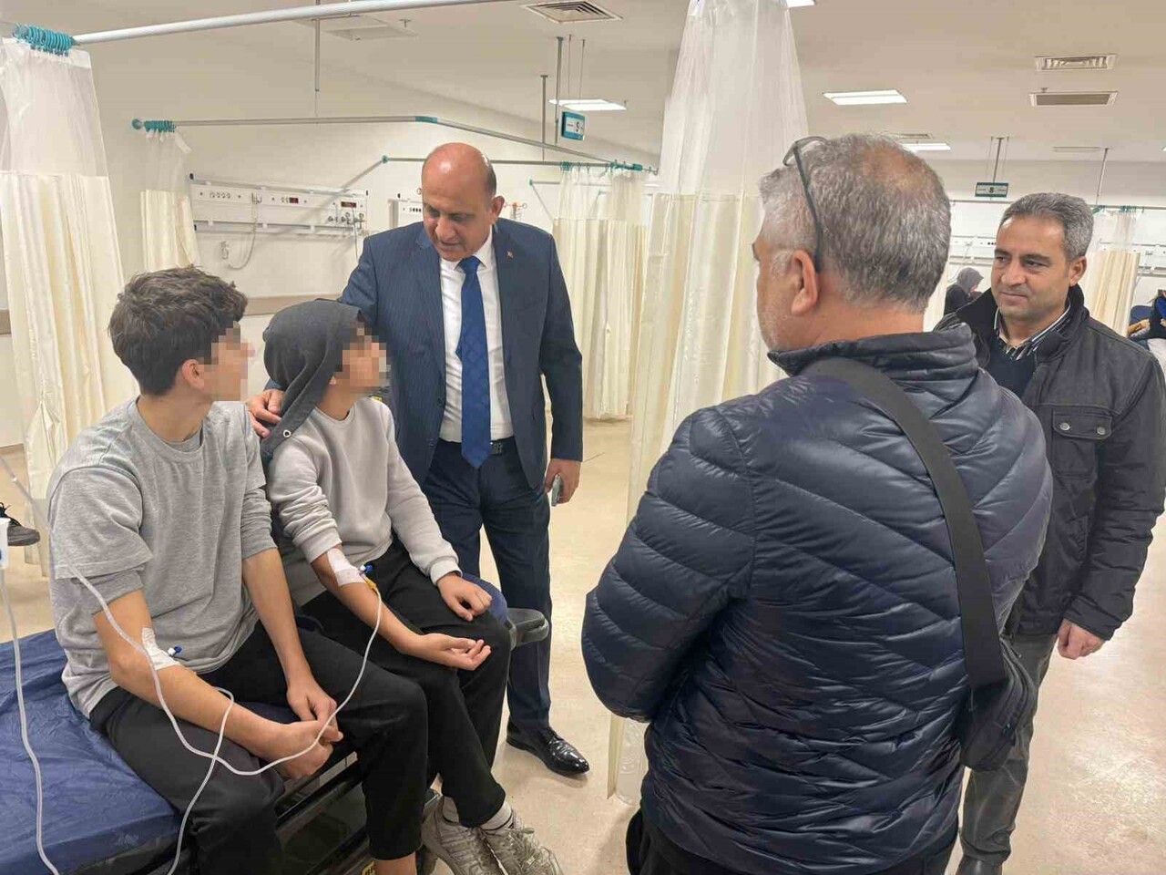 MERSİN'İN TARSUS İLÇESİNDE BİR LİSEDE ÖĞRENCİLERDEN BİRİNİN DOĞUM GÜNÜ İÇİN ALIP DAĞITILAN...