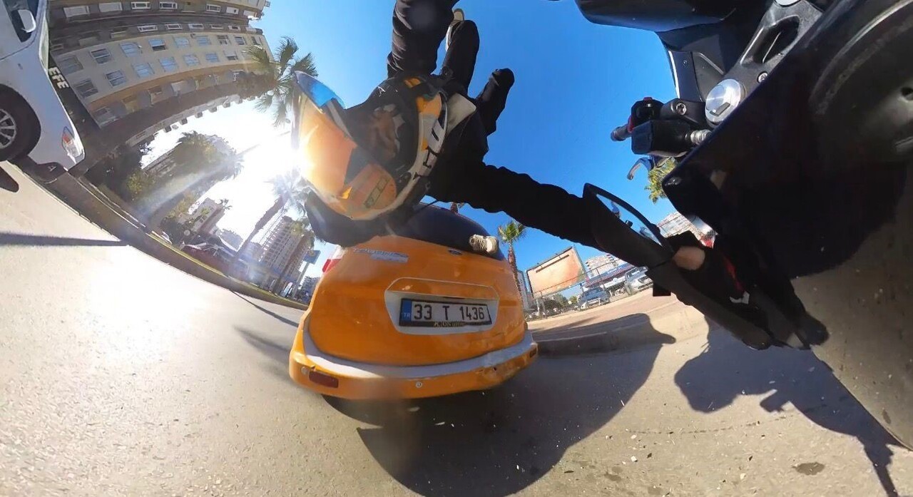 MERSİN’DE EMNİYET ŞERİDİNE GİREN TİCARİ TAKSİYE ARKADAN ÇARPAN MOTOSİKLET SÜRÜCÜSÜ, KASKI...