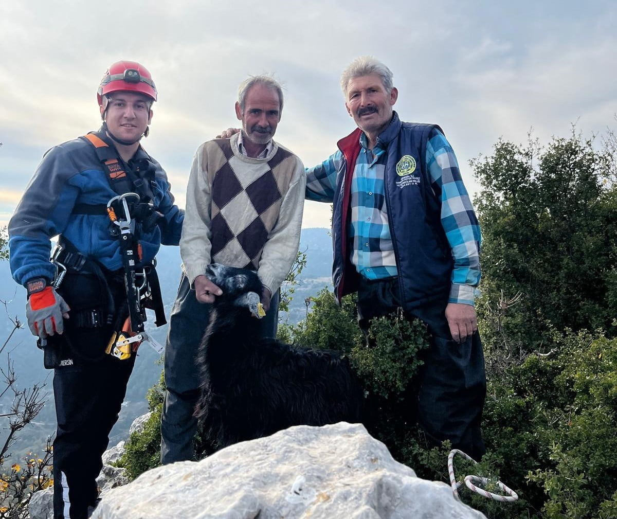 MERSİN’DE KAYALIKLARDA MAHSUR KALAN 2 KEÇİ, İTFAİYNİN TİTİZ VE KONTROLLÜ ÇALIŞMASIYLA SAĞ SALİM...