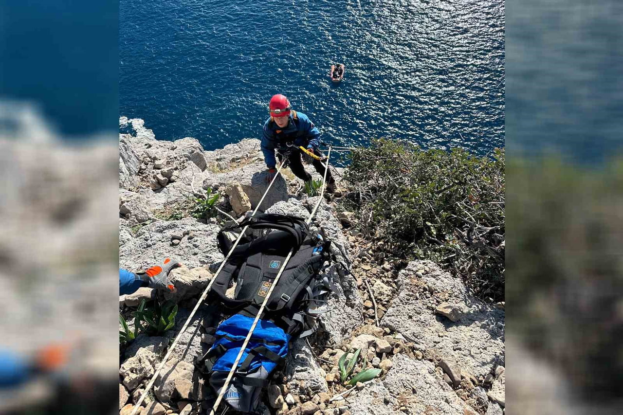 MERSİN’DE SARP KAYALIKLARDA MAHSUR KALAN KEÇİ, İTFAİYENİN KARADAN VE DENİZDEN YÜRÜTTÜĞÜ NEFES...