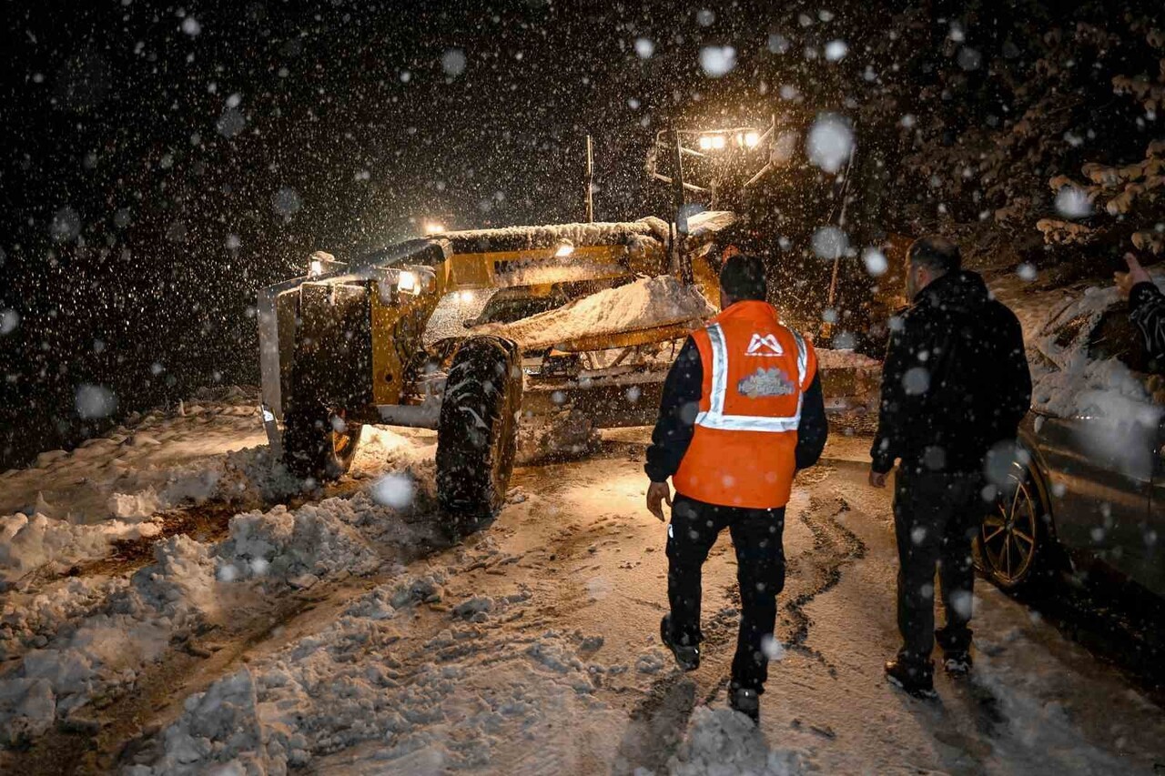 MERSİN’DE YÜKSEK KESİMLERDE ETKİLİ OLAN KAR YAĞIŞINA KARŞI BÜYÜKŞEHİR BELEDİYESİ, 13 İLÇEDE 135 İŞ...