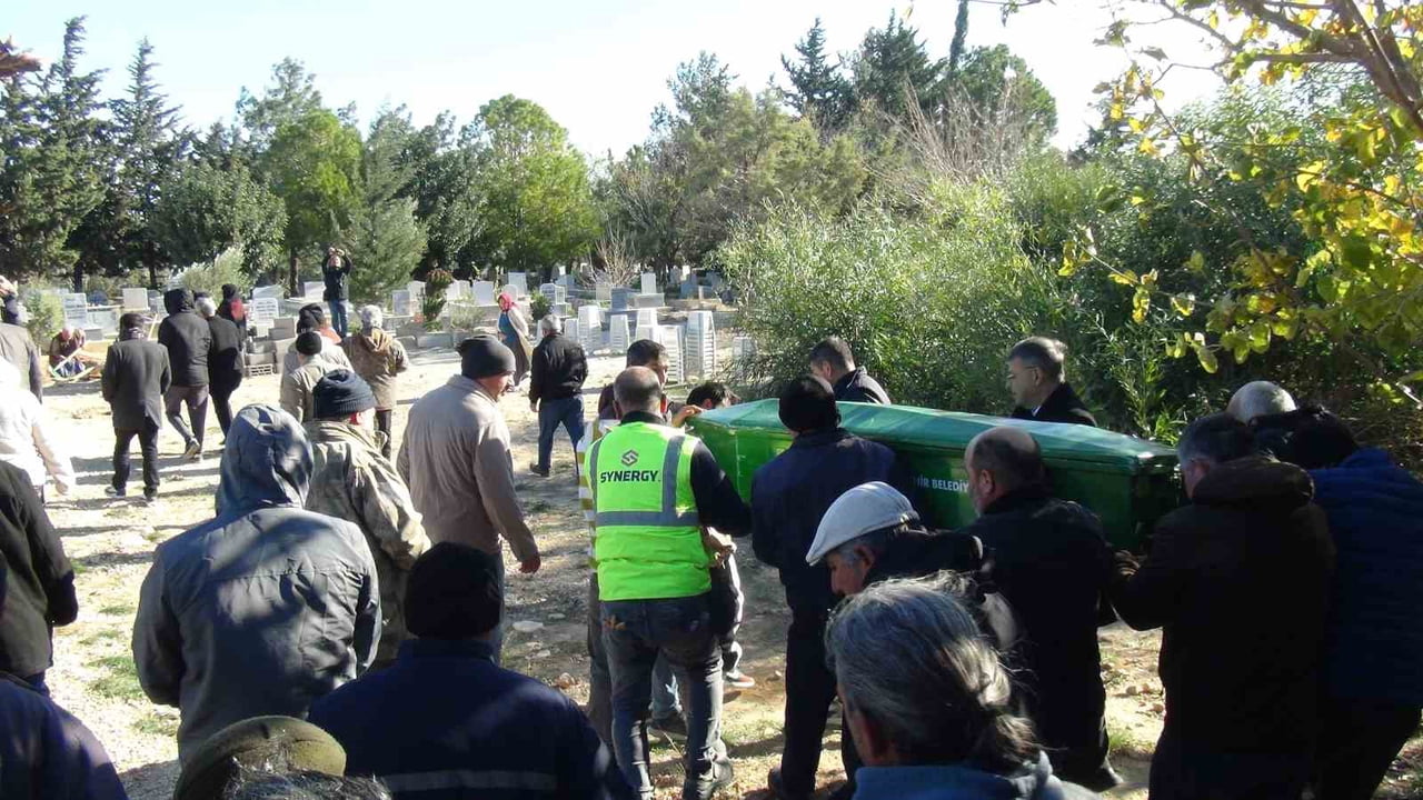 MERSİN’DEKİ EV YANGININDA HAYATINI KAYBEDEN 2 ÇOCUK TOPRAĞA VERİLDİ