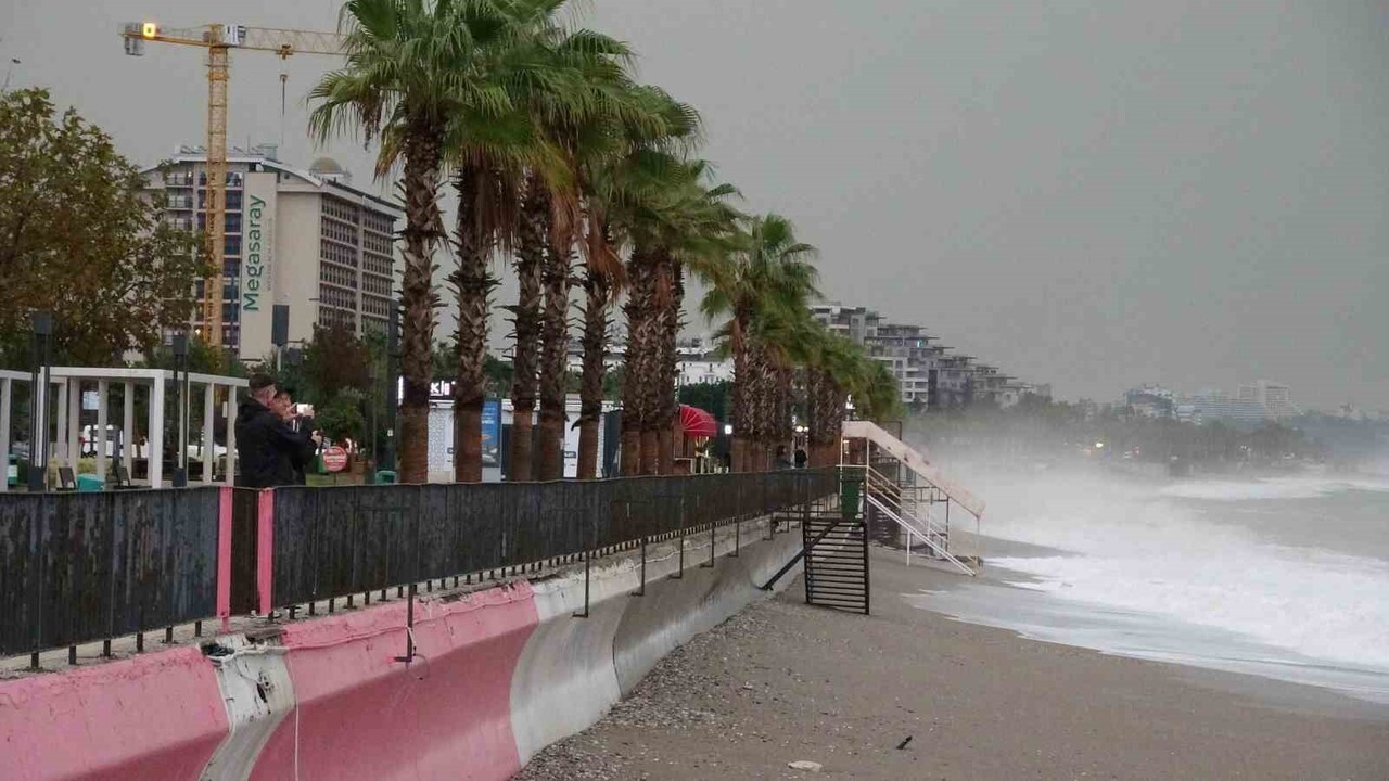 METEOROLOJİ BÖLGE MÜDÜRLÜĞÜ'NÜN SARI KOD UYARISI YAPTIĞI ANTALYA'DA ŞİDDETLİ YAĞIŞ VE RÜZGAR ÖĞLEN...