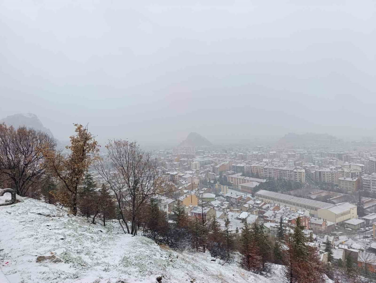 METEOROLOJİNİN UYARILARI SONRASI AFYONKARAHİSAR'DA BEKLENEN KAR YAĞIŞI SABAH SAATLERİNDE...