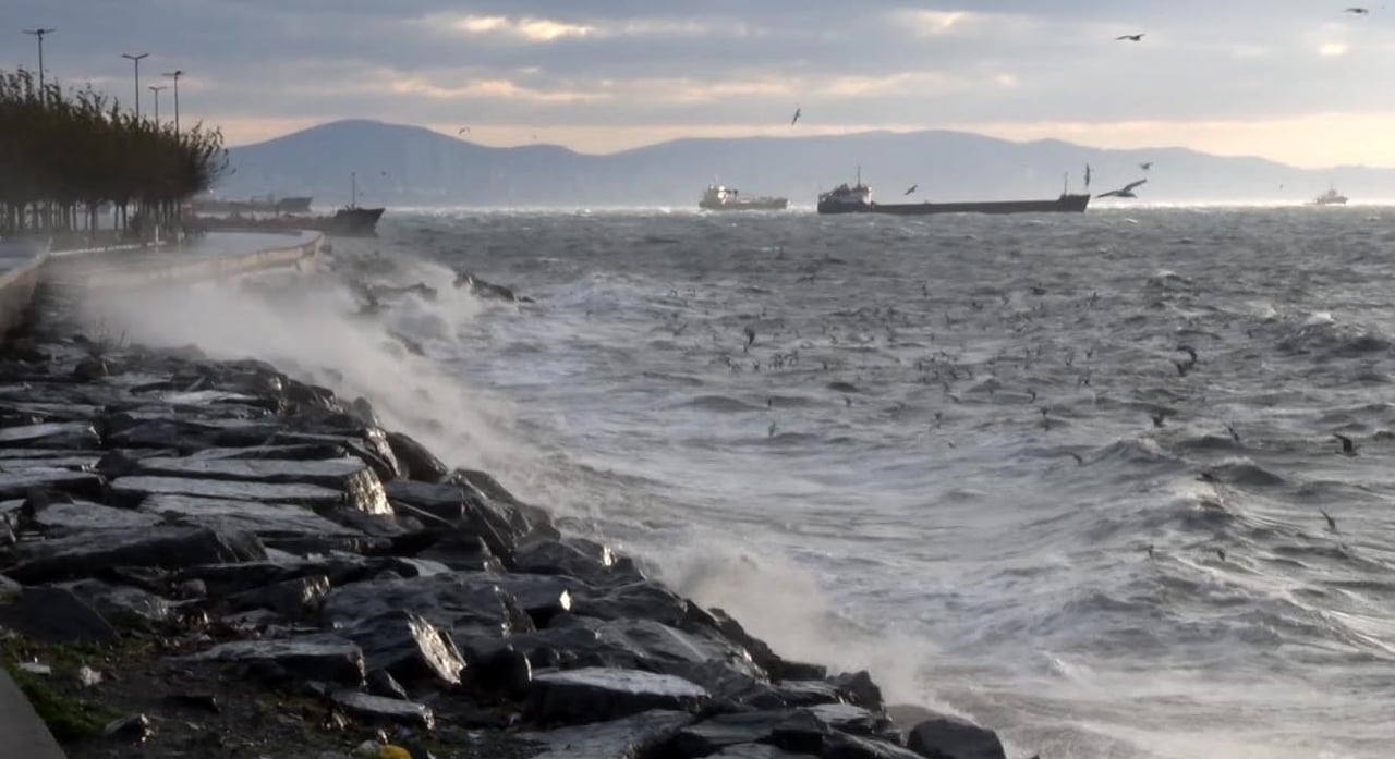 METEOROLOJİNİN UYARILARININ ARDINDAN İSTANBUL'DA ETKİLİ OLAN FIRTINA NEDENİYLE DENİZDE DEV...